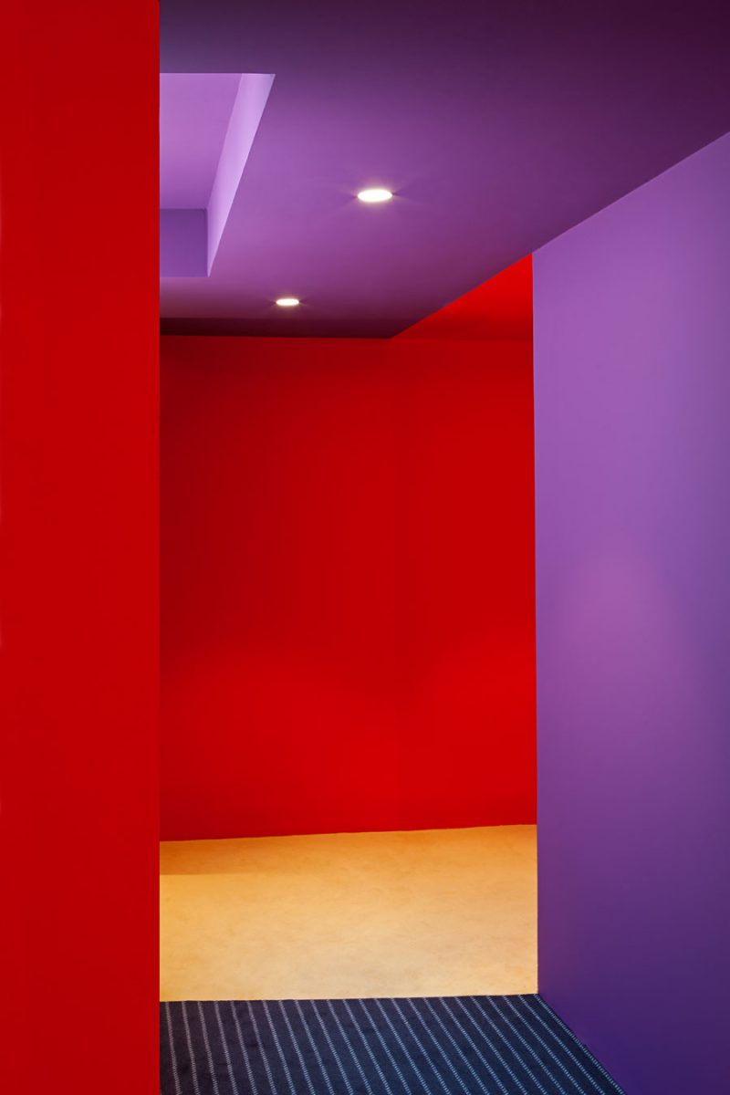detalle del pasillo de colores de la nueva flagship store de Gancedo en Madrid