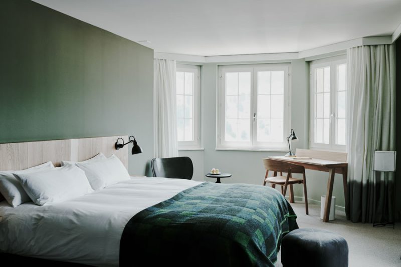 Habitación Hotel Cambrian de Suiza, el cabecero de cama y las cortinas de tono neutro son de Gancedo