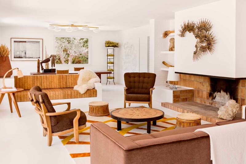 imagen de salón con butacas y sofá en tonos marrones con decoracion mediterranea