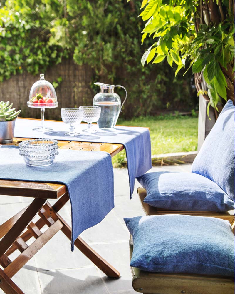 Caminos de mesa "Country" de Gancedo de tono azul en mesa de jardin