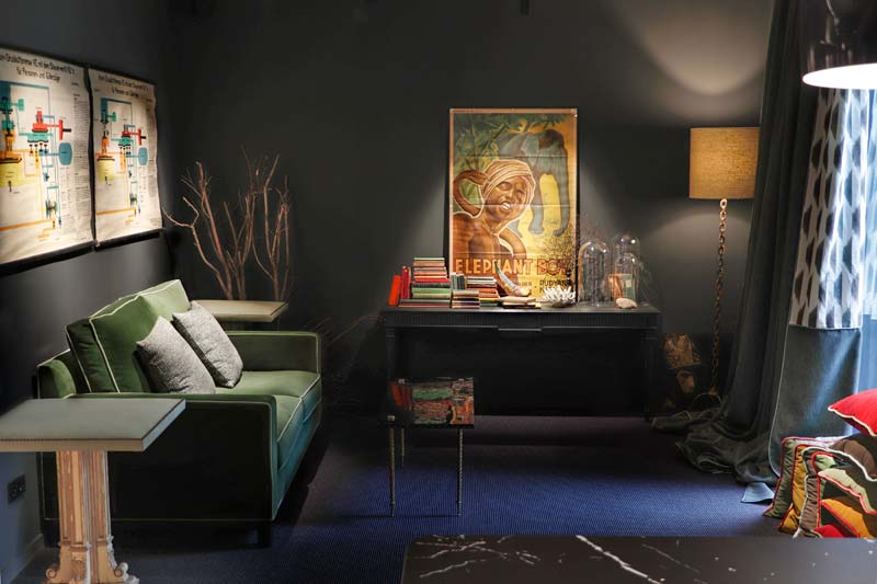 corner de gancedo decorado con un sofá de terciopelo, cojines naturales y una mesa en tono pizarra