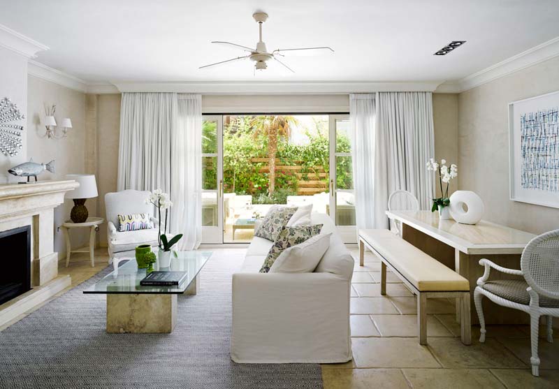 habitación del Hotel Marbella Club con cortinas, tapicería de muebles, cojines y alfombra de gancedo
