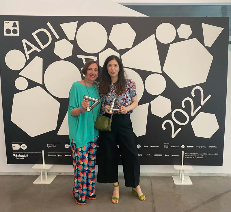 Mencion Delta ADI Awards 2022 recogiendo el premio Eli Gutierrez y Emmeline Gancedo