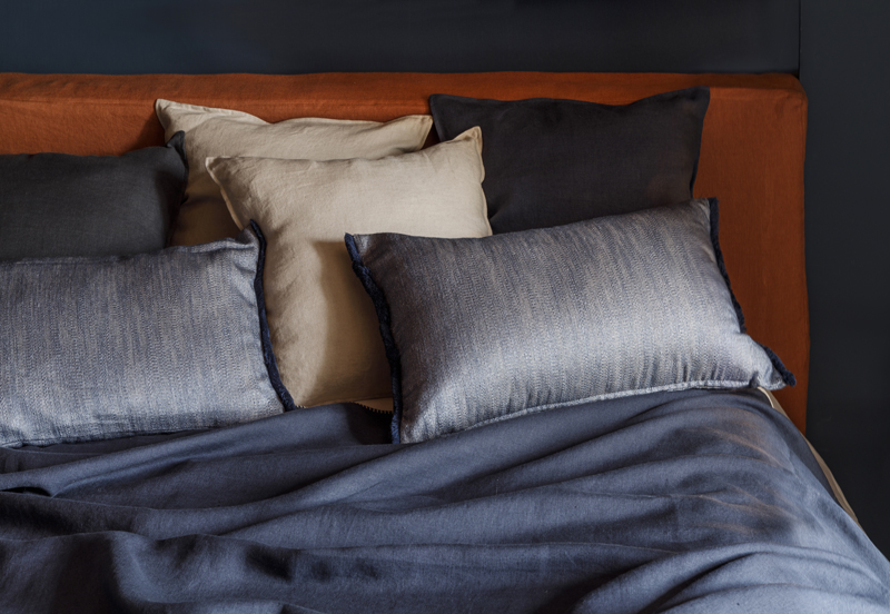 Ropa de cama de lino en tonos rojos y azules