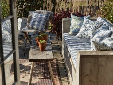 Las mezclas textiles que consiguen que una terraza se vea elegante hoy… y dentro de diez años