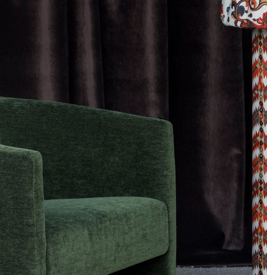 sillón y cortina de terciopelo