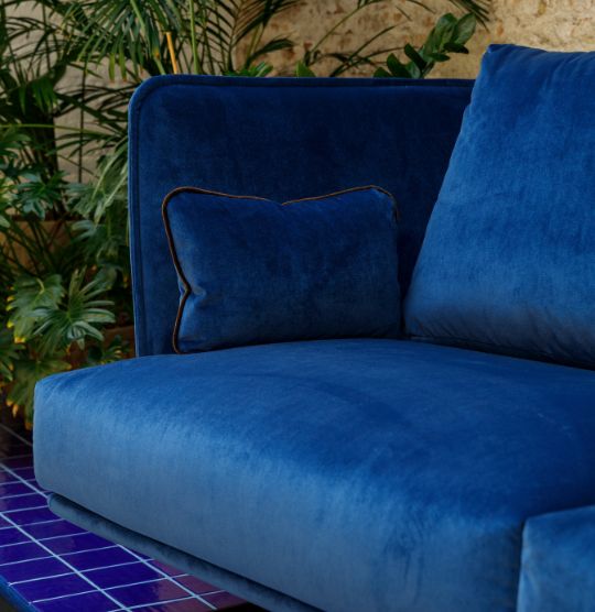Detalle sofe terciopelo azul