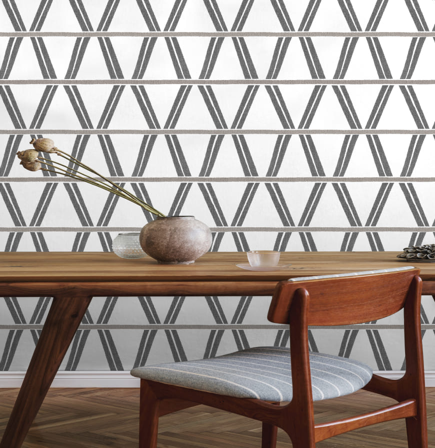 despacho con papel pintado geométrico para pared en tonos grises y blancos