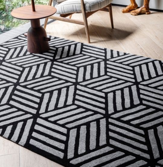 alfombra rectangular con dibujo geométrico en colorgris con fondo negro