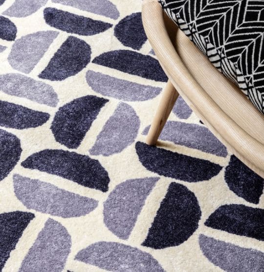 detalle de alfombra personalizada con base beige y semicírculos en dos tonos