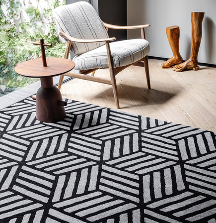alfombra personalizada geometrica con dibujos hexagonales en tono gris y negro, fabricada con materiales sostenibles