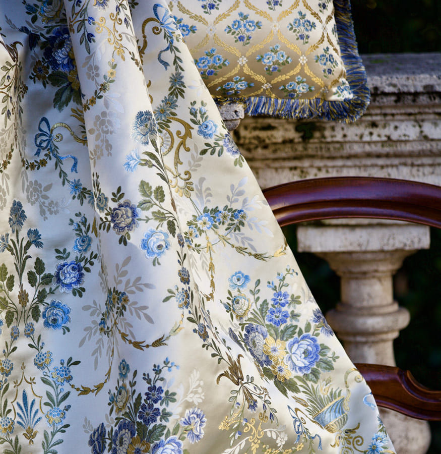 detalle de tela floral bordada en tonos naturales, azules y verdes