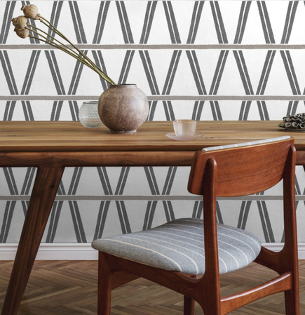 despacho con papel pintado geométrico para pared en tonos grises y blancos