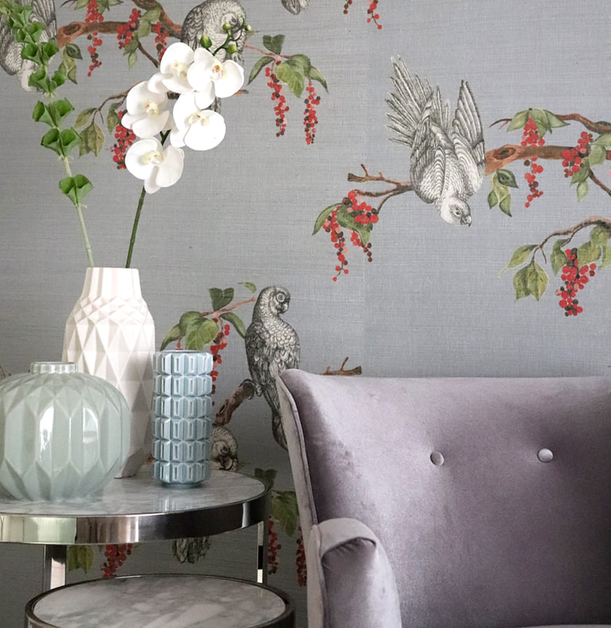 papel pintado para pared con estampado de flores y pájaros en tonos gris, verde y rojo
