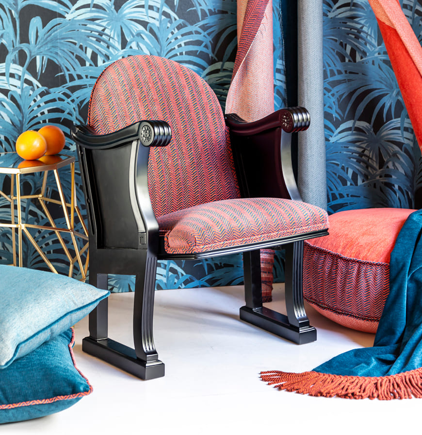 sillón tapizado con tela de zigzag en tono rojo y azul 