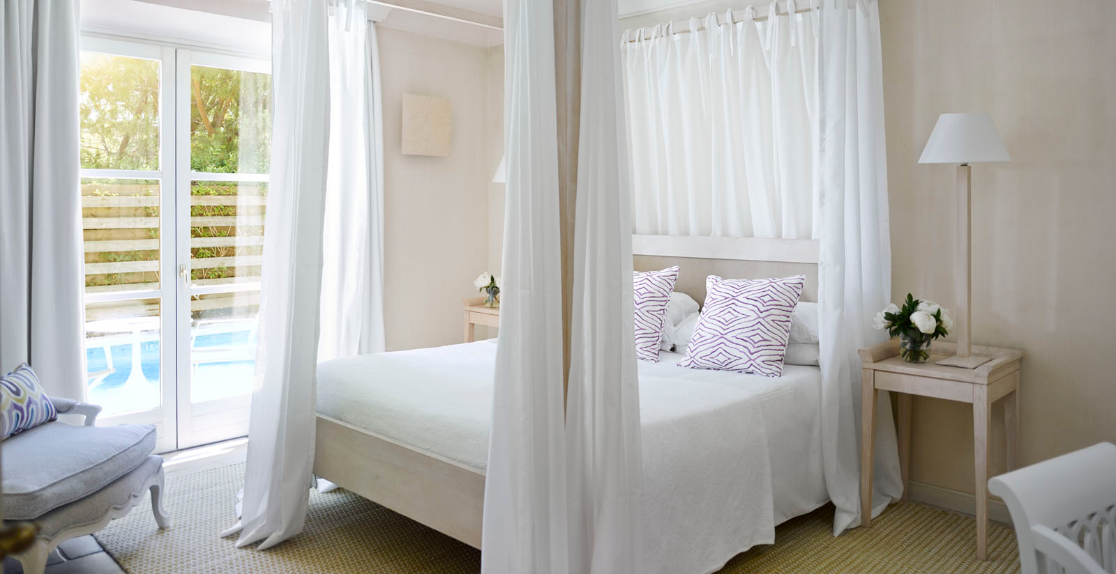 cama con dosel  y cojines geométricos lilas