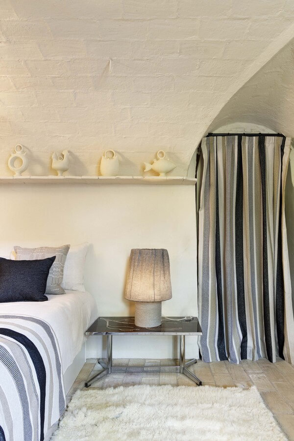 cortina de rayas en tonos azules, beige y blanco
