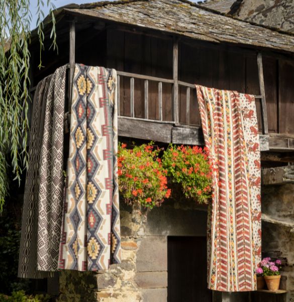 telas estampadas colgando de un balcón