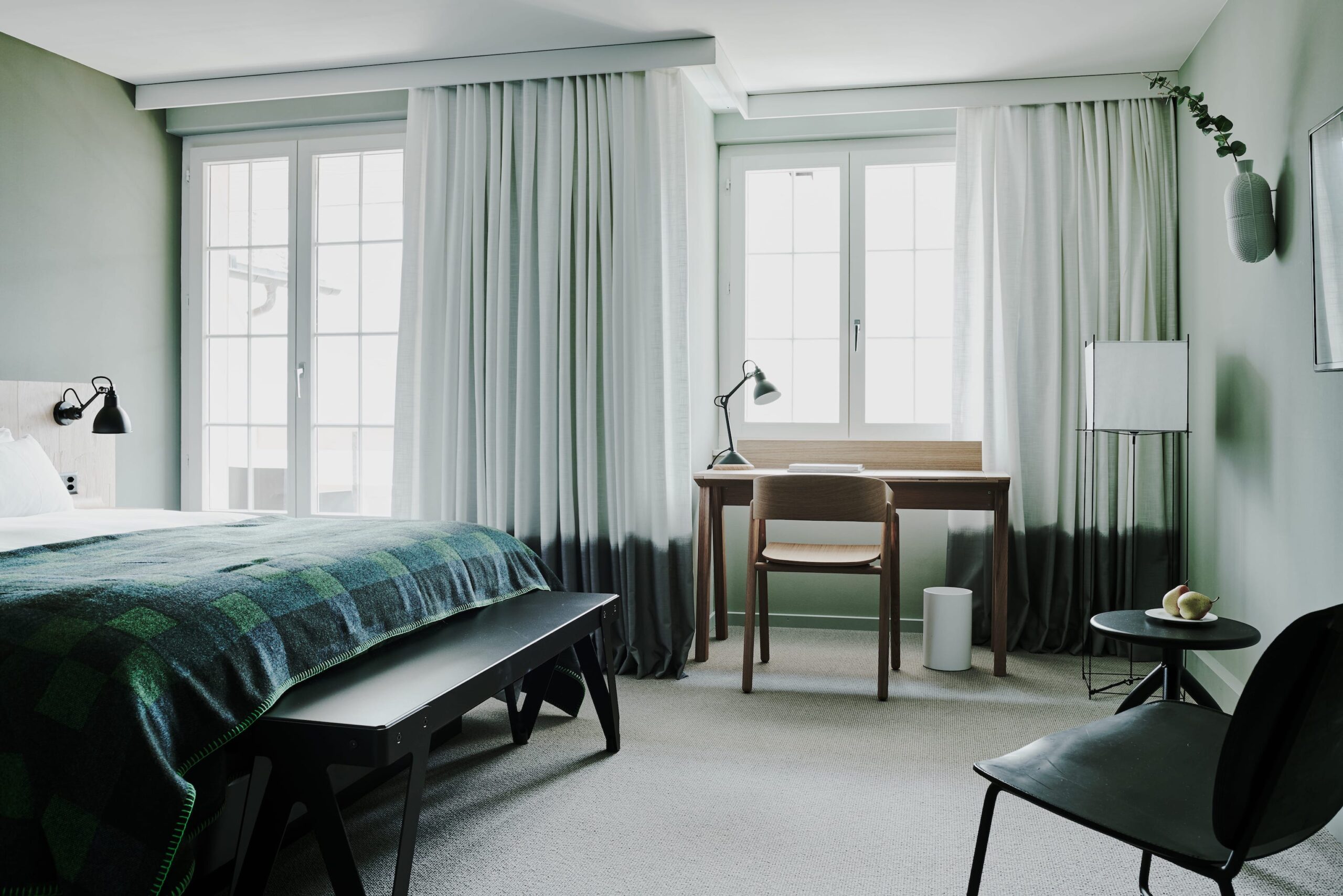 vista de habitación de hotel con cortinas ignífugas en dos tonalidades de gris