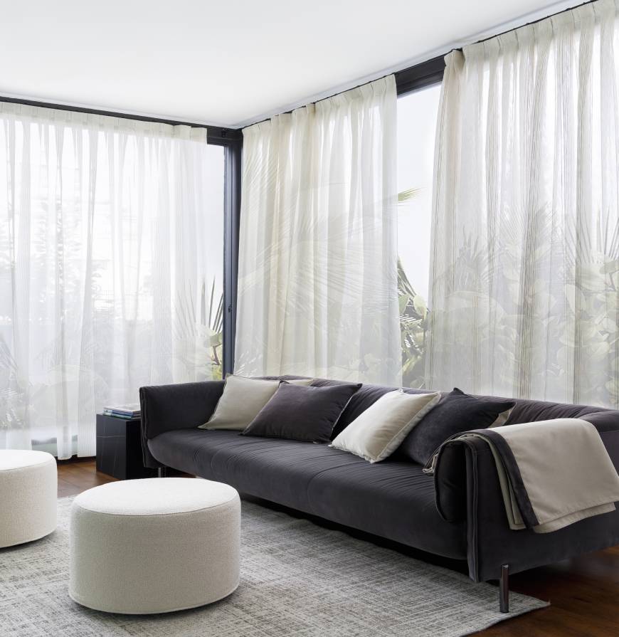 cortinas de visillos en tonos naturales de fibras sostenibles