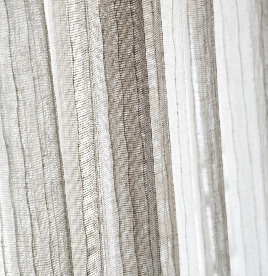 cortinas de visillos en tonos naturales de fibras sostenibles